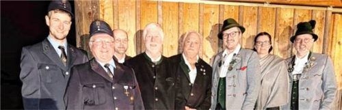 Jubilar und Gratulanten: (von links) Georg Loferer und Alfred Vodermaier (FFW Wildenwart), Georg Anner und Florian Bauer (Veteranenverein Wildenwart), Jubilar Georg Kronast, Helmut Freund und Sabine Till (Trachtenverein Wildenwart) sowie Claus Reiter (Trachtenverein Hohenaschau). Foto  Hötzelsperger