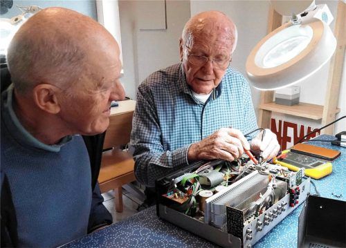 Jürgen Burkhart untersucht einen alten Verstärker.