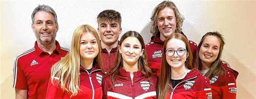 Jugendleiter Hans Fritz (von links) mit den bisherigen und den neuen Jugendvertretern Hannah Meier-Echtler, Lucas Edlmann, Hannah Dettenbeck, Leo Berger, Celina Verbega und Helena Fritz. Es fehlen Felix Dürnegger und Damian Neustifter. Foto unterforsthuber