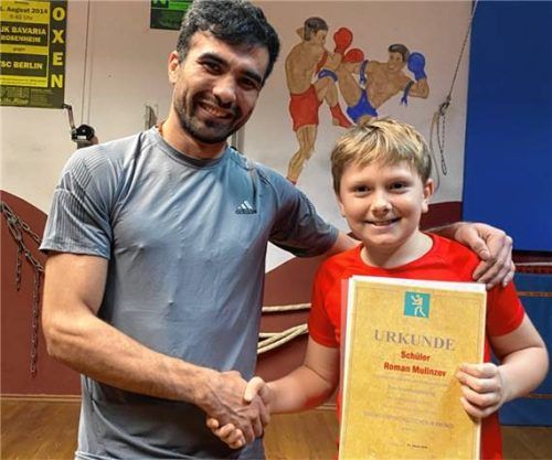 Jugendleiter und Trainer Hamid Haydari überreicht Roman Mulinzev Urkunde und Ehrennadel für das „Boxsportabzeichen in Bronze“. Foto re