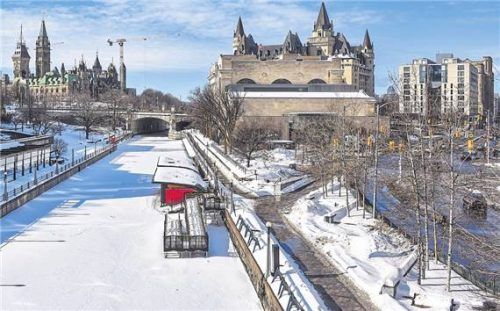 Kanu-Rennen (r.) oder ins Büro düsen (l.): Auf dem zugefrorenen Kanal geht es quer durch Ottawa (gr. F.).