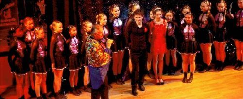 Karl-Heinz Spiegl mit dem TSC-Kinderprinzenpaar Rina I. und Makar I. sowie den „Black Diamonds“. Foto  Fischer