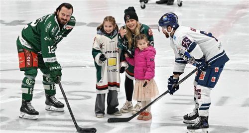 Karly MacLeod mit den Kinder Ava und Georgia beim Ehren-Anspiel mit Starbulls-Kapitän C.J. Stretch (links) und Kassels Hunter Garlent.Foto Hans-Jürgen Ziegler
