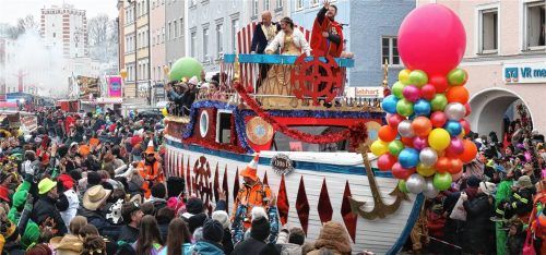 Kein Faschingszug in Mühldorf ohne das Narrenschiff der Faschingsgesellschaft Inntalia mit Prinzenpaar und Bürgermeister.Fotos Ludwig Stuffer