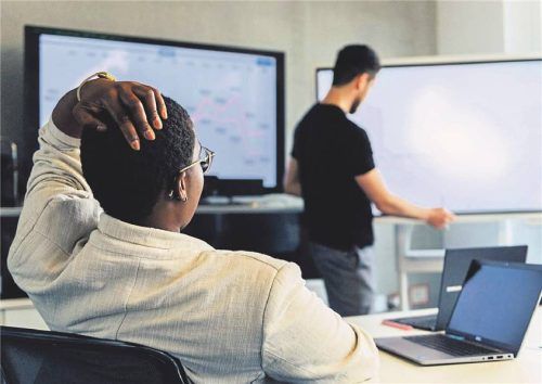 Kein Meeting nach 18 Uhr: Wer sich das vornimmt, sollte auch konsequent nur vor dieser Zeit an Meetings teilnehmen. Foto ZACHARIE SCHEURER/DPA-TMN