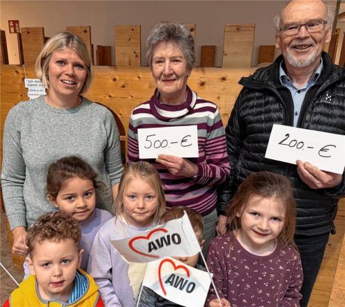Kindergartenleiterin Agnes Grünäugl (links) durfte sich jetzt über eine Spende in Höhe von 700 Euro freuen, die ihr Günter und Barbara Sandtner überreichten. Foto Kotter