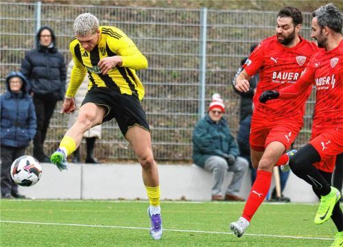 Kirchanschörings Top-Stürmer Jonas Kronbichler erzielte alle drei SVK-Treffer gegen Buchbach. Hier schließt er zum 3:1-Endstand ab.Foto Christian Butzhammer