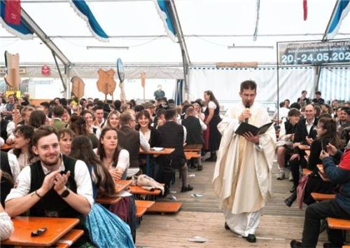 Kirchlicher Segen beim Gründungsfest von St. Wolfgang.