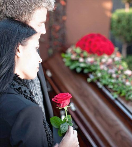 Kondolieren am Grab, gehört zu den schwierigsten Momenten.Foto IMAGO / Panthermedia