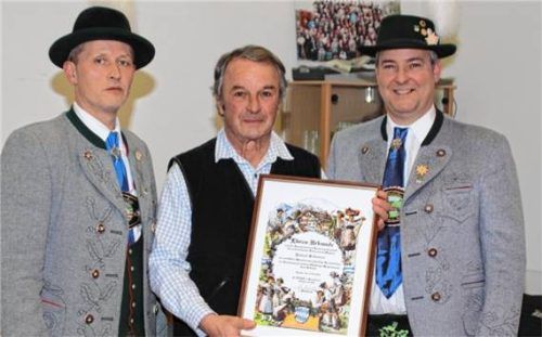 Konrad Schnetzer (Mitte) wird vom Vorsitzenden Christian Mayerhofer (links) und Bürgermeister Christian Weyrich (rechts) für 50 Jahre Mitgliedschaft geehrt. Fotos  Kirsch