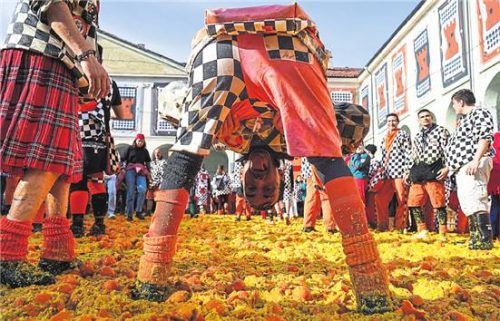 Kostümierte Früchteritter: Im italienischen Ivrea bei Turin steigt in der Faschingswoche die Orangenschlacht. Fotos Imago/Avalon.red/Anadolu Agency/Xinhua/Maxppp/One Inch/Pixsell/Dreamstime