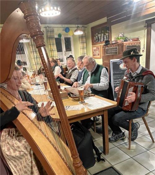 Kreisheimatpfleger für Volksmusik, Reinhard Baumgartner, an der Zither wurde begleitet von Heidi und Gust Grundner junior an Harfe und Ziach. Foto Grundner