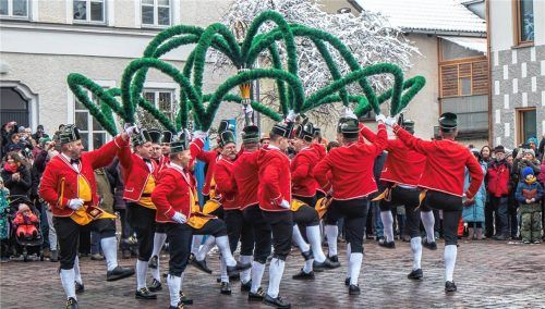 Krönender Abschluss: Der letzte Schäfflertanz für die nächsten sieben Jahre fand am Faschingssonntag statt. Fotos Stache