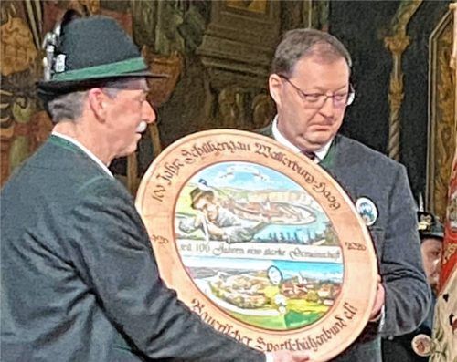 Landesschützenmeister Christian Kühn (rechts) überreichte Helmut Schwarzenböck die Jubiläumsscheibe. Fotos Meindl