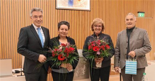 Landrat Otto Lederer (von links) dankte seinen Stellvertretern Alexandra Burgmaier, Andrea Rosner und Sepp Hofer. Nicht auf dem Bild ist Marianne Loferer.