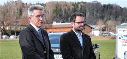 Landrat Otto Lederer (links) und Bürgermeister Johannes Zistl bedankten sich bei der Bürgerinitiative für ihr Engagement.