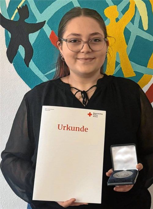 Laura Schlagbauer ist aktives Mitglied des Jugendrotkreuzes in Bad Aibling. Foto BRK Rosenheim