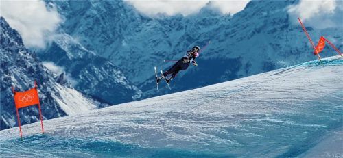 Lindsey Vonn (USA) stürzt bei den Olympischen Winterspielen in der Abfahrt der Frauen. Foto dpa