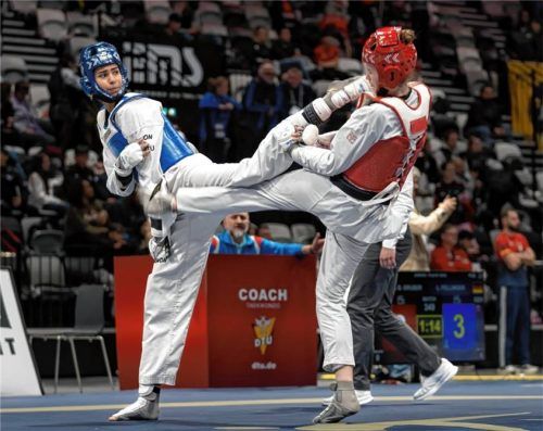Luna Fellinger (in Blau) sicherte sich in Nürnberg den deutschen Meistertitel. Foto Julia Ronken