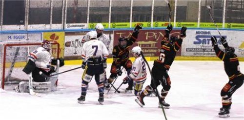 Marcel Schulz (Nummer 16) jubelt über seinen Treffer zum 4:2 gegen die Pfronten Falcons.Foto Stephan Hadersbeck