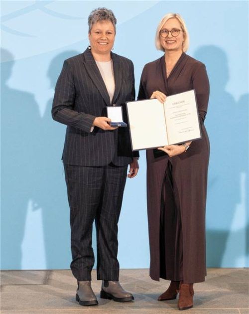 Marina Dunstmair (links) erhält ihre Auszeichnung aus den Händen von Staatsministerin Christiane Schenderlein. Foto  Schmid