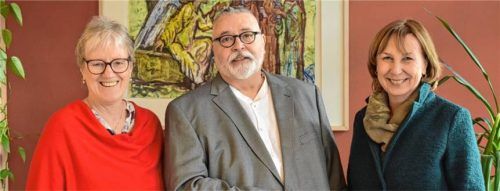 Marita Koralewski (rechts), Leiterin des Frauenhauses, nahm von Pfarrer Dr. André Golob (Mitte) und Elisabeth Jordan von der Frauengruppe RUNA eine Spende entgegen. Foto re