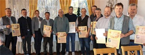 Markus Dinzenhofer (Zweiter von links) und Zuchtleiterin Dr. Paula Heine (Dritte von links) zeichneten erfolgreiche Züchter und Landwirte für die hohen Lebensleistungen ihrer 100.000-Liter-Kühe aus. Foto Strim