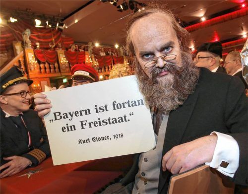 Markus Rinderspacher, SPD-Fraktionsvorsitzender im Bayerischen Landtag, sitzt als Kurt Eisner verkleidet bei der Fernseh-Prunksitzung „Fastnacht in Franken“. Eisner war der erste Ministerpräsident des Freistaates Bayern. Foto dpa
