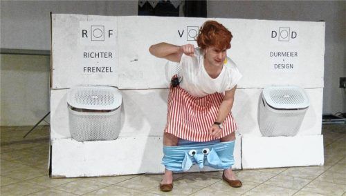 Martin Bauer in schwingendem Rock und roter Perücke gab sein Bestes beim Lachyoga. Fotos Mann