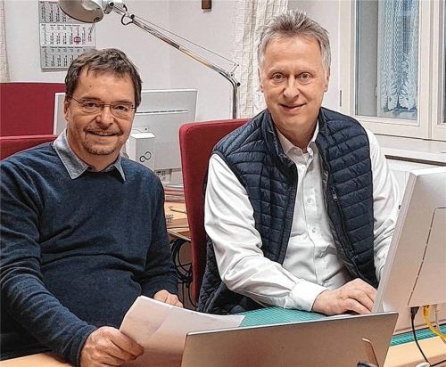 Matthias Ludwig (links) vom Leitungsteam des Pfarrverbandes und Martin Krause, Vorsitzender des Wahlausschusses in Feldkirchen-Westerham, nahmen im Pfarrbüro die Eingabe der Kandidatenliste in das offizielle Wahlportal vor. Foto Re