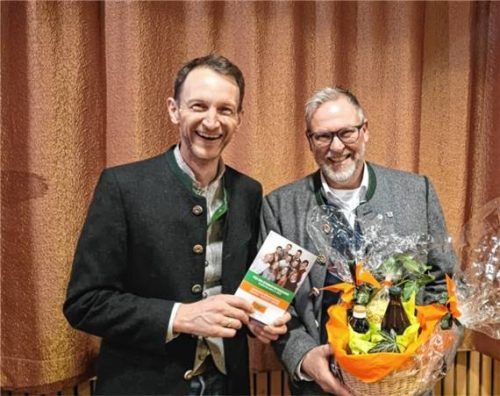 Matthias Maier (links), Vorsitzender der ÜWG Schnaitsee, bedankt sich bei Landrat Andreas Danzer.Foto Heistracher