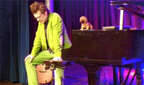 Matthias Walz mit seinem Wackeldackel auf der Bühne im Haberkasten. Foto rath