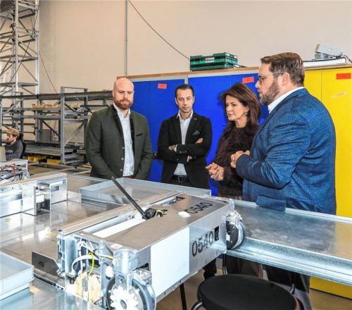 Max Dhom (rechts), Mitbegründer und Vice President für Softwareentwicklung bei advasolutions, erläuterte im Gespräch mit (von links) dem Traunsteiner Stimmkreisabgeordneten Konrad Baur, Richard Maier, Geschäftsführer des Früchtegroßhandels Maier aus Piding, und Bayerns Landwirtschaftsministerin Michaela Kaniber die Funktionsweise der Lagerautomation und der neu entwickelten Transportschlitten. Foto Effner