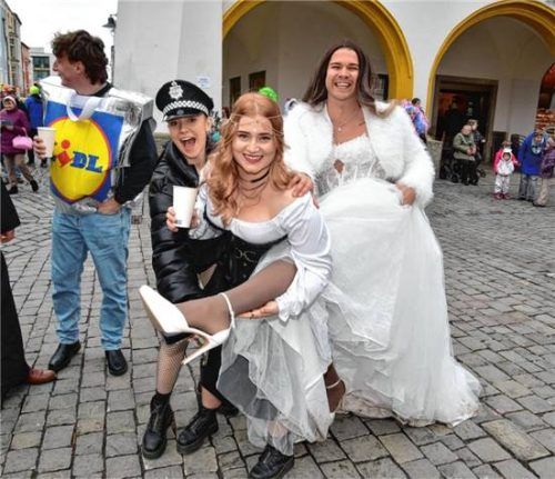 Maxi hatte sich als Braut verkleidet und suchte zusammen mit seinen Freunden nach einem Mann.