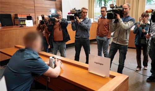 Medienvertreter filmen im Landgericht Traunstein den Angeklagten. Auch nach dem Freispruch im Hannah-Prozess bleiben viele Fragen. Foto dpa