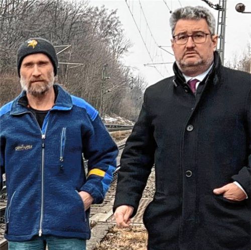 Mehr Transparenz der Deutschen Bahn fordern Stefan Lederwascher, Bürgermeister der Gemeinde Flintsbach (rechts), und Gemeinderat Benno Schmidt, Vorsitzender der Interessengemeinschaft zum Erhalt der bäuerlichen Existenz im Oberen Inntal und Zweiter Vorsitzender des Bürgerforums Inntal, im Namen des Flintsbacher Gemeinderates. Foto Gerlach