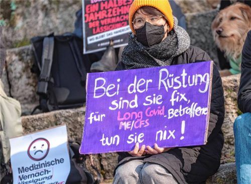 Menschen, die an den verschiedenen Symptomen von Long Covid leiden, sind oft auf sich allein gestellt. Die Symptome sind vielfältig, der Weg zur richtigen Diagnose und Hilfe lang. Nicht selten fehlt den Betroffenen auch die Kraft, sich an verschiedene Anlaufstellen zu wenden. Die Erforschung der Erkrankung wurde lange Zeit vernachlässigt. Foto dpa