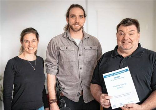 Michaela Hofmeister und ein Beamter der Bundespolizei zeichneten den furchtlosen Busfahrer Andreas Steierer (von links) für seine Zivilcourage aus. Foto Bundespolizei