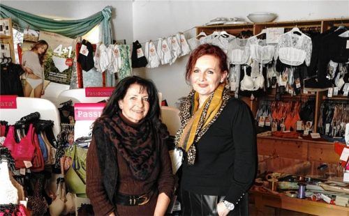 Michaela Szegedi (links) und Angela Kneißl im Dessous-Geschäft.
