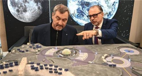 Ministerpräsident Markus Söder (links) und ESA-Generaldirektor Josef Aschbacher beim Raumfahrtkonzern OHB. Foto dpa