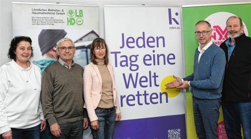 Mit dem KDBH-Slogan „Jeden Tag eine Welt retten“ arbeiten (von links) Rita Hecker (Altötting) und Michael Hausperger (Mühldorf), Einsatzleiterin Erika Unterstraßer und Geschäftsführer Veit Hartsperger vom BBV. Der Mühldorfer BBV-Kreisobmann Ulrich Niederschweiberer schlug einen höheren Spendendeckel für größere Gemeinden vor. Foto  Fund