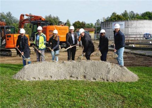 Mit dem Spatenstich begann der Ausbau der Kläranlage für Schwindegg und Obertaufkirchen.