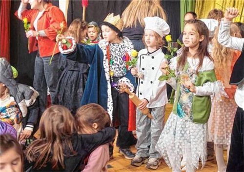 Mit einer beachtlichen schauspielerischen Leistung überzeugten die jungen Laiendarsteller beim Kindertheater. Foto re