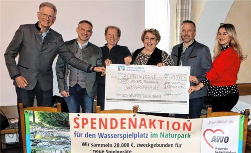 Mit Freude nehmen Bürgermeister Max Singer (Zweiter von rechts) und die Verantwortlichen an der Awo-Spendenaktion, Christoph Thim (links), Diana Audi-Kalinka (rechts), die Vorsitzende Karin Freiheit (Dritte von rechts) und ihr Stellvertreter Otto Schwanda (Dritter von links), den Spendenscheck von Josef Riedl entgegen. Foto Strim