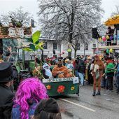 Gaudi-Wurm schlängelt sich durch Edling