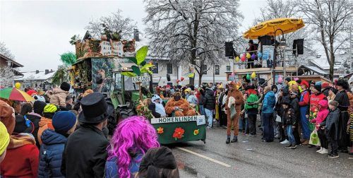 Mit fröhlich geschmückten Wägen zog sich der Gaudi-Wurm durch Edling.Fotos Burlefinger