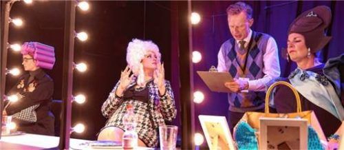 Mit „Ich bin wie ihr, ich liebe Äpfel“ zeigt das Theater Wasserburg eine monströs-komische Komödie. Foto Flamm