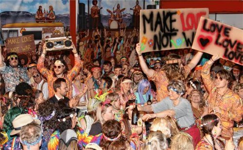Mit „Make love, not war“ und dem Lebensgefühl der 1970er-Jahre startet die Pruttinger Faschingsgilde in einen turbulenten Abend mit Akrobatik und Gänsehautmomenten.