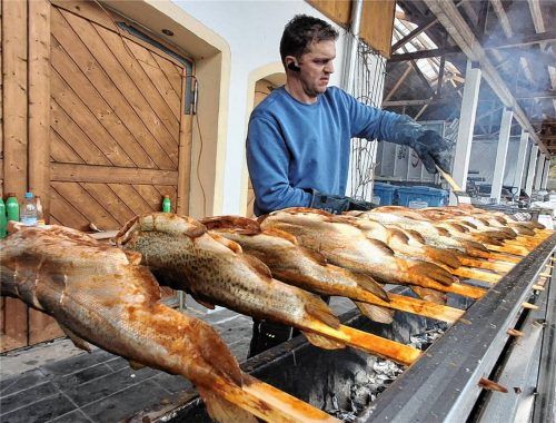 Mit Milch und Eiern hat vor zehn Jahren alles begonnen: Die Familie Christian Mittermüller besitzt einen Dorfladen, lockt mit Sonderaktionen wie Steckerlfischgrillen am Aschermittwoch und am Karfreitag zusätzlich die Kunden an den Hof. Er sagt selbst: „Man muss halt immer dahinter sein!“ Foto Josef Enzinger