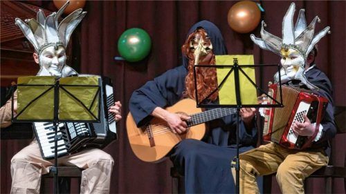 Mit Pestmaske und Gitarre: Beim Bambini-Konzert gab es ungewöhnliche Anblicke.